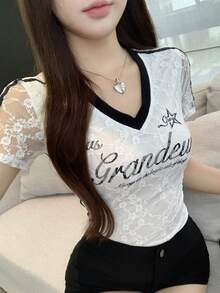 DAZY 夏季白色蕾絲字母印花圖案對比拼接修身運動球衣 Y2K 透氣網眼短袖女上衣 - 白色 - 查看 6