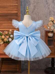 SHEIN Glamorique Kids 婚禮花童舞裙，女嬰公主裙，藍色緞面搭配褶皺袖設計展現可愛造型，背面飾有幸運V型可拆卸緞面蝴蝶結，適合生日、舞會、婚禮、節慶、正式場合、鋼琴演奏會、主持活動、派對或特殊場合，亦可日常穿著 - 藍色 - 查看 2