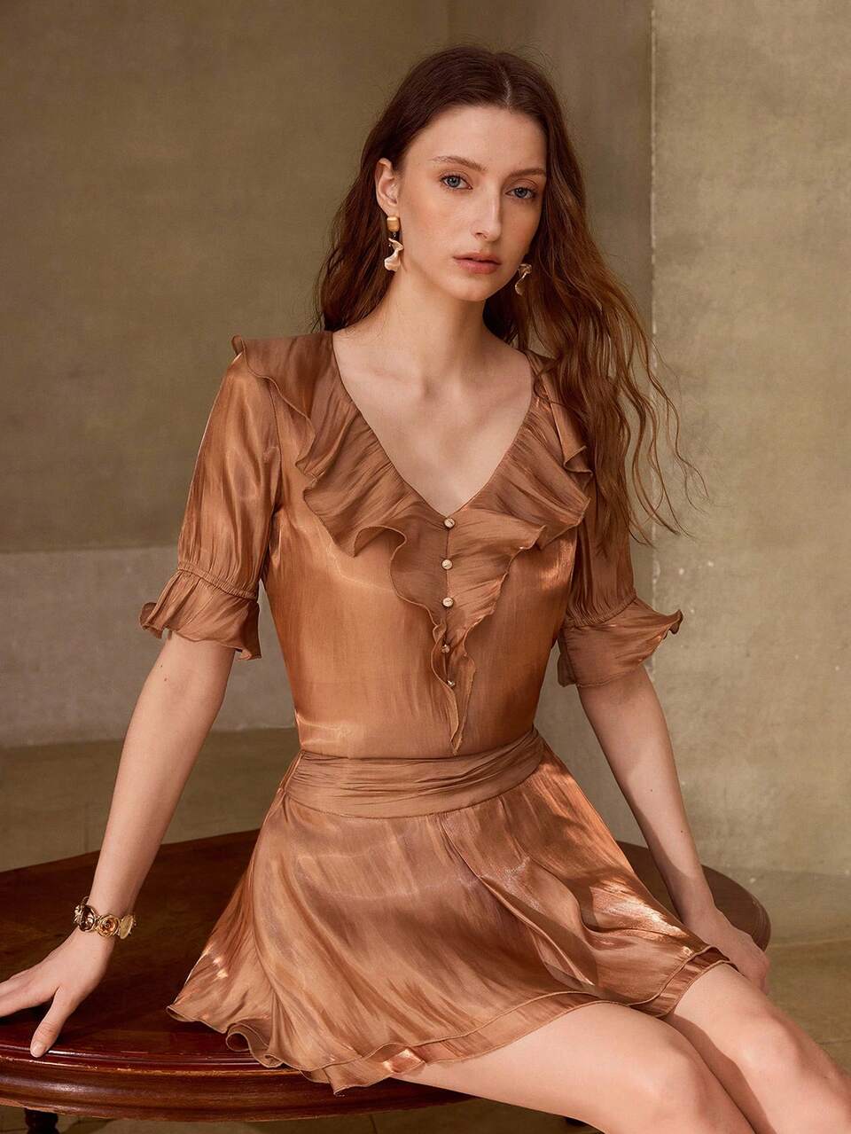 WOMEN'S ELEGANT MINIMALIST FASHION V-NECK LACE RUFFLE SHORT SLEEVE TOP AND SKORT 2-PIECES SET