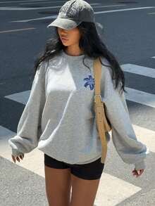 SHEIN EZwear 休閒極簡熱帶藍色花卉復古字母圖案印花圓領長袖寬鬆女款運動衫，適合春夏季海灘 - 淺灰色 - 查看 5