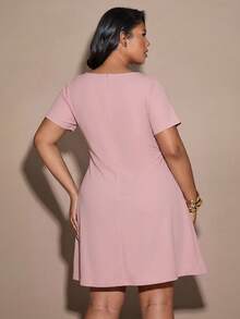 SHEIN BAE 大尺碼女款春夏黑色短袖洋裝，優雅通勤 A 字版洋裝 - 粉色 - 查看 5