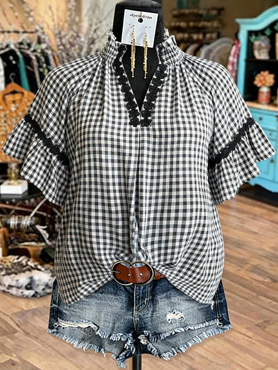 Linhara Blus Ukuran Besar Model Musim Panas dengan Leher, Lengan, dan Patchwork Warna Senada, Bordir 3D, Renda, Gaya Prancis Segar, Motif Kotak-kotak Biru Putih, Leher V, Lengan Berkerut, dan Kerah Bergelombang. - Hitam - View 1