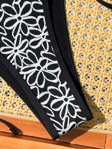 Swim Vcay 2026春夏新款女款黑色配白色花卉刺繡比基尼套裝，金色金屬環掛脖三角上衣搭配側綁帶三角泳褲，極簡優雅度假海灘泳衣套裝 - 黑與白 - 查看 4
