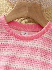 SHEIN Elladie kids 女童春夏新款休閒時尚兩件套，粉色針織條紋紋理圓領短袖T恤上衣搭配藍色正面花卉圖案印花休閒牛仔長褲，適合女孩，可愛俏皮舒適，甜酷休閒穿搭，適用日常穿著、上學、出遊、度假、派對、節日 - 粉色 - 查看 4