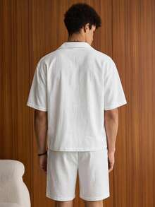 SWAVVY Conjunto de camisa de manga corta con patchwork de encaje y abotonadura sencilla para hombre, y pantalones cortos con bolsillo texturizado y cintura con cordón para vacaciones - Blanco - Ver 2