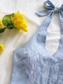 Soleia 女款度假杏色底黑色花卉定位刺繡後綁帶掛脖領結褶皺短版背心上衣，音樂節穿搭 - 淺藍色 - 查看 5
