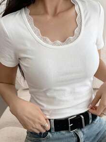 DAZY 女款純色對比蕾絲圓領短袖修身T恤 夏季 - 白色 - 查看 3