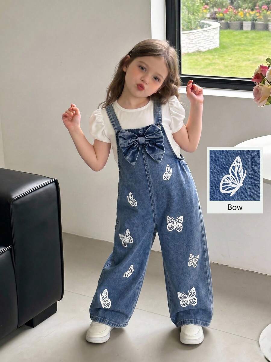 SHEIN Playful Pals 女童牛仔吊帶褲,四季休閒百搭款,復古中藍色牛仔布,胸前3D蝴蝶結設計,褲腿白色蝴蝶結印花,時尚寬鬆直筒牛仔吊帶褲,面料柔軟舒適,適合日常出遊、上學、通勤,新款四季女童牛仔吊帶褲 - 中等水洗藍 - 查看 1