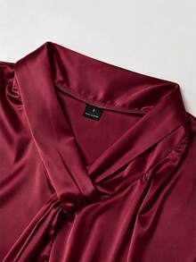 SHEIN 素色領口優雅通勤夏季短袖襯衫，緞面面料，白色襯衫，寬鬆版型，適合通勤、商務、派對、約會場合，春/夏季風格襯衫 - 酒紅色 - 查看 4