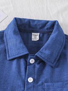 SHEIN Bộ 2 món áo sơ mi ngắn tay cổ bẻ cho bé trai, áo sơ mi và quần short dáng rộng chất liệu mềm mại, phong cách tối giản kiểu sinh viên, phù hợp mặc hàng ngày, đi học, dã ngoại, nghỉ dưỡng, du lịch, thư giãn, thích hợp cho mùa xuân và mùa hè. - Màu xanh lam - Xem 3