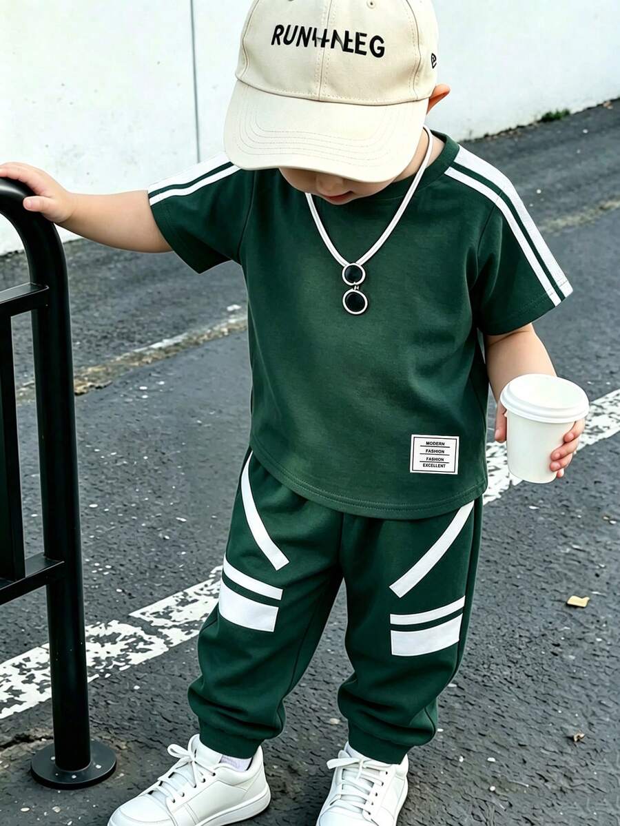 SHEIN Genkimix Kids 小男孩時尚簡約韓系條紋英文標語印花圓領短袖T恤搭配直條紋滿版印花運動長褲套裝,適合假期聚會與派對,輕鬆舒適,夏季必備休閒穿搭,街頭風、開學季、戶外野餐、街拍、校園、假期、禮物用途 - 彩色 - 查看 1