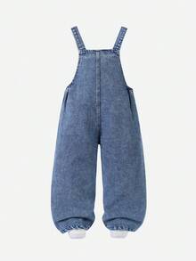 SHEIN Playful Pals 女童牛仔吊帶褲，四季休閒百搭款，復古中藍色牛仔布，胸前3D蝴蝶結設計，褲腿白色蝴蝶結印花，時尚寬鬆直筒牛仔吊帶褲，面料柔軟舒適，適合日常出遊、上學、通勤，新款四季女童牛仔吊帶褲 - 中等水洗藍 - 查看 3