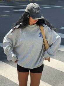 SHEIN EZwear 休閒極簡熱帶藍色花卉復古字母圖案印花圓領長袖寬鬆女款運動衫，適合春夏季海灘 - 淺灰色 - 查看 2