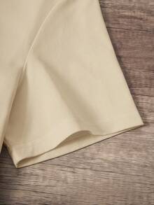 Manfinity Joysei Setelan 2 Potong Pria Ukuran Standar Warna Khaki dengan Motif Huruf dan Pohon Palem serta Celana Pendek Hitam - MultiWarna - View 3