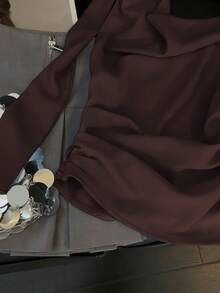 GlowEve 女款春夏法式浪漫西西里精緻優雅休閒通勤度假下午茶情人節婚禮派對素色腰部抓皺肩部蝴蝶結不對稱肩帶上衣 - 巧克力棕 - 查看 3