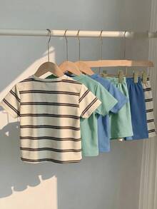 SHEIN 兒童夏季男童舒適休閒風圓領短袖條紋T恤上衣，附織標裝飾短褲，高CP值多件套裝，適合戶外玩耍、街頭風、派對休閒 - 彩色 - 查看 2
