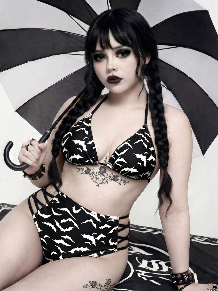 ROMWE Goth 大尺碼女款兩件式紅色隨機蝙蝠印花時尚度假日常極簡休閒性感三角罩杯高腰三角褲編繩掛脖綁帶比基尼套裝 - 黑與白 - 查看 1