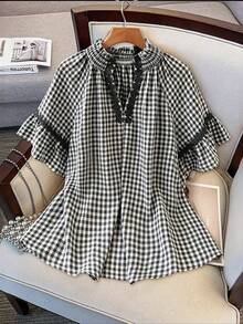 Linhara Blus Ukuran Besar Model Musim Panas dengan Leher, Lengan, dan Patchwork Warna Senada, Bordir 3D, Renda, Gaya Prancis Segar, Motif Kotak-kotak Biru Putih, Leher V, Lengan Berkerut, dan Kerah Bergelombang. - Hitam - View 3