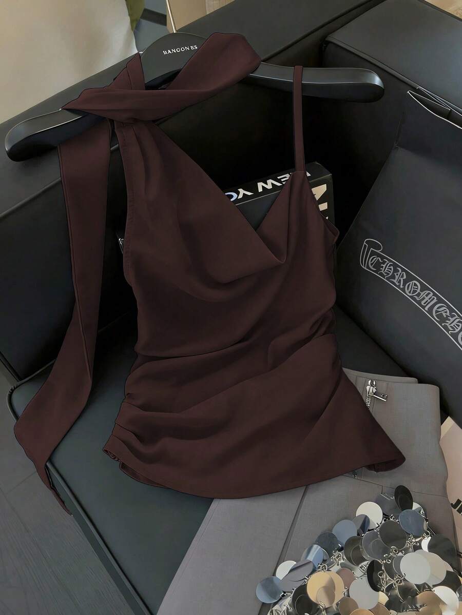 GlowEve 女款春夏法式浪漫西西里精緻優雅休閒通勤度假下午茶情人節婚禮派對素色腰部抓皺肩部蝴蝶結不對稱肩帶上衣 - 巧克力棕 - 查看 1