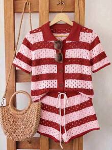 SHEIN Holidaya 新款春夏海灘度假紅條紋鏤空紋理撞色翻領溫柔復古熱帶下擺休閒 Polo 領短褲女套裝 - 紅色 - 查看 4