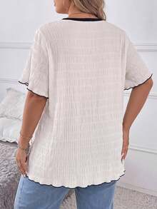 SHEIN CURVE+ 大尺碼女款法式百褶圓領短袖休閒T恤 休閒上衣 可愛短袖上衣 女款可愛上衣 夏季上衣 簡約上衣 女款休閒上衣 夏季女款上衣 - 黑與白 - 查看 2