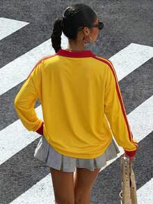 Muchica 女款寬鬆V領哥倫比亞足球隊球衣 Polo 衫，配對比棕色領口與條紋袖子，馬匹印花增添復古學院經典時尚青春街頭風，面料光滑舒適，適合秋季，2026 世界盃運動時尚賽事日 - 彩色 - 查看 2