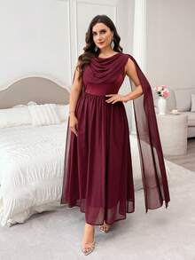Modelyn Vestido Elegante Vermelho com Decote Drapeado em Gola Cowl e Barra Fluida em Chiffon para Mulheres Plus Size de Verão - Vermelho - Visão 7
