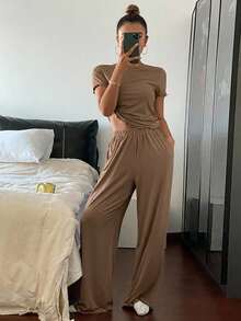 Livesso 極簡純色密針下擺波浪邊飾修身上衣與長褲兩件套 夏日女款居家服睡衣套裝 - 卡其色 - 查看 4