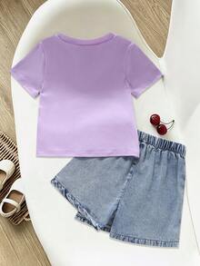 SHEIN Sparklyn 女童夏季新款套裝，可愛俏皮風，紫色短袖 T-shirt 上衣搭配雛菊印花設計，配復古中藍色牛仔裙褲，鬆緊腰頭設計，對比色 3D 刺繡雛菊圖案，修身剪裁，柔軟親膚面料，適合外出、派對等多種場合，夏季新款女童套裝 - 彩色 - 查看 2