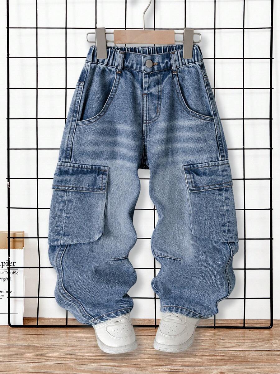 SHEIN Genkimix Kids 男童牛仔工裝褲,四季休閒街頭風,淺藍色水洗磨損效果,多口袋設計,彈性腰帶 + 寬鬆大腿版型,舒適柔軟細棉牛仔面料,適合日常穿搭,可搭配T恤和衛衣,返校、日常出行、學校、聚會、外出,春夏熱銷款兒童休閒牛仔褲 - 中等水洗藍 - 查看 1