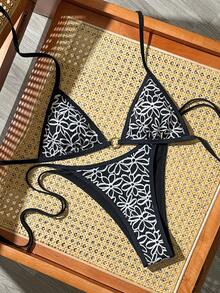 Swim Vcay 2026春夏新款女款黑色配白色花卉刺繡比基尼套裝，金色金屬環掛脖三角上衣搭配側綁帶三角泳褲，極簡優雅度假海灘泳衣套裝 - 黑與白 - 查看 1