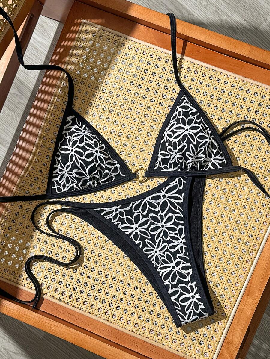 Swim Vcay 2026春夏新款女款黑色配白色花卉刺繡比基尼套裝,金色金屬環掛脖三角上衣搭配側綁帶三角泳褲,極簡優雅度假海灘泳衣套裝 - 黑與白 - 查看 1