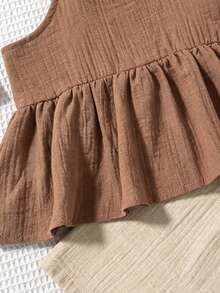 SHEIN Vintaside Kids 女童休閒舒適棕色方領細肩帶背心上衣，雙層荷葉邊肩帶、收腰設計與傘裙擺 + 米色短褲，適合日常穿著、居家、休閒出遊、親子旅行、小滿月/1歲生日與親友聚會 - 棕色 - 查看 7