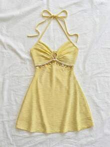 Soleia 春夏新款開學季休閒度假西式海灘婚禮賓客畢業早午餐女裝聖帕翠克節春假復活節音樂節優雅波西米亞熱帶風露背針織紋理金屬裝飾A字細肩帶女款迷你洋裝 - 黃色 - 查看 4