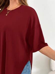 SHEIN CURVE+ 大尺碼女款酒紅色夏季休閒日常寬鬆舒適基本款下擺開衩短袖T恤 - 酒紅色 - 查看 5