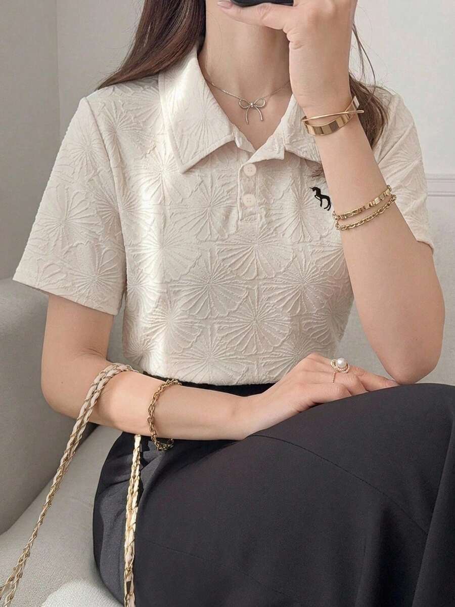 FRIFUL 女款標準版半鈕扣 Polo 領上衣，胸前刺繡印花，紋理面料，夏季款 - 杏色 - 查看 1