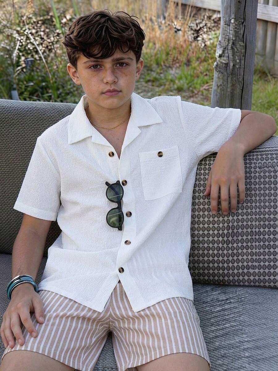 SHEIN 2件組兒童/青少年男孩通勤休閒紋理條紋領襯衫與條紋短褲套裝，舒適時尚，適合居家、學校與外出，春/夏季 - 白色 - 查看 1