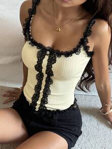 Livesso 度假假日夏季細肩帶蕾絲飾邊對比鈕扣修身款黑白素色女款上衣 茶會優雅風 - 黃色 - 查看 3