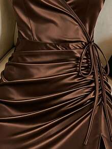 GlowEve Robe moulante décontractée et polyvalente pour femmes, taille cintrée, col en V, bretelles fines, ourlet froncé, pour sorties et fêtes de printemps/été - Marron - Voir 7