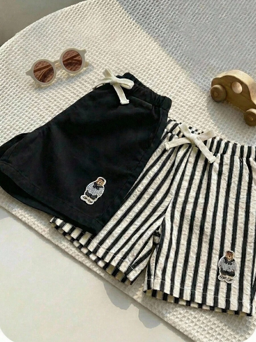 SHEIN 兒童 2件組小男孩卡通熊徽章條紋鬆緊腰短褲套裝,多件裝,適合春夏外出與旅行 - 彩色 - 查看 1