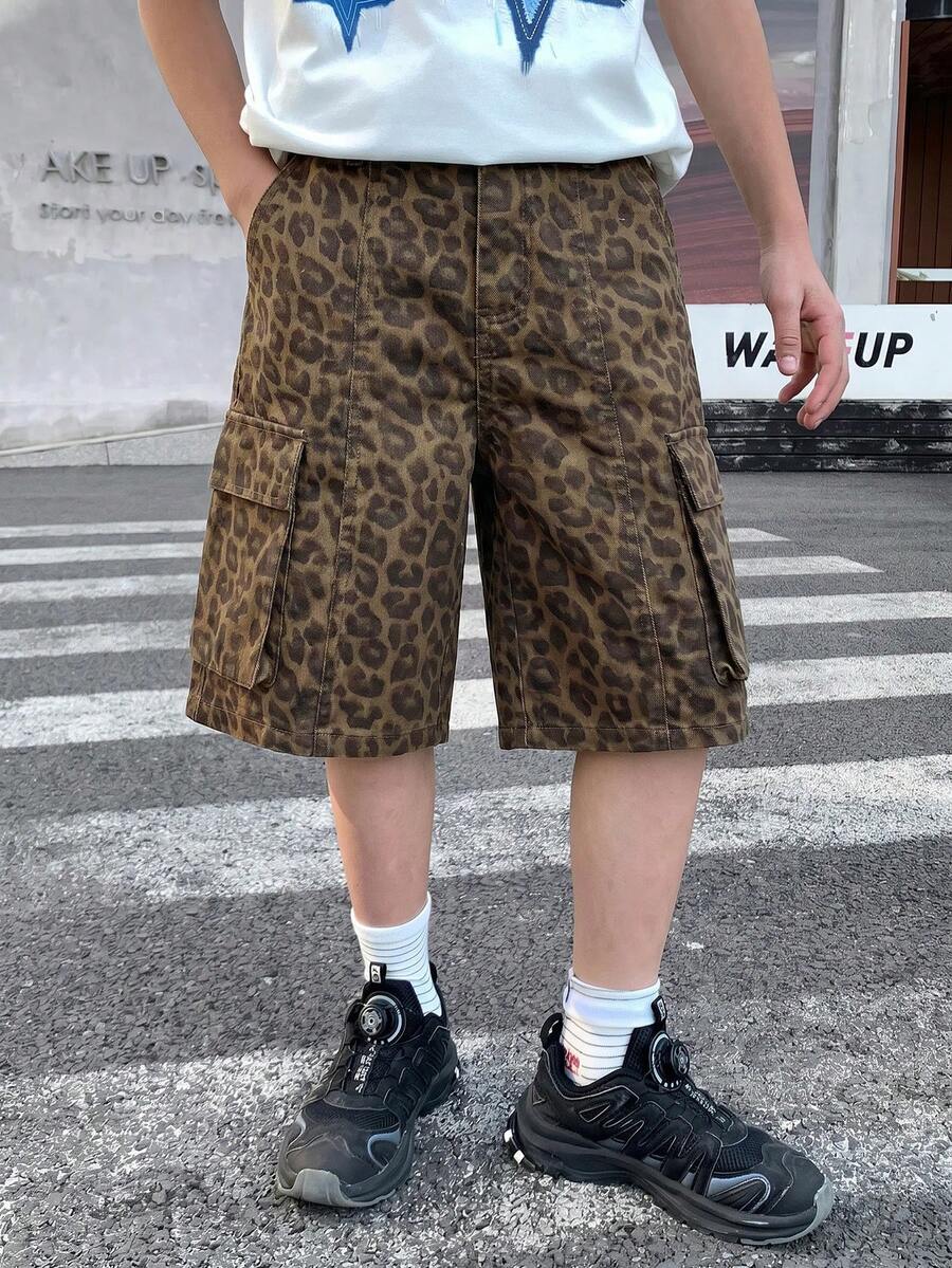 SHEIN Little Byeori 兒童青少年男孩豹紋口袋時尚休閒工裝牛仔短褲 假日棕色夏季款 - 彩色 - 查看 1
