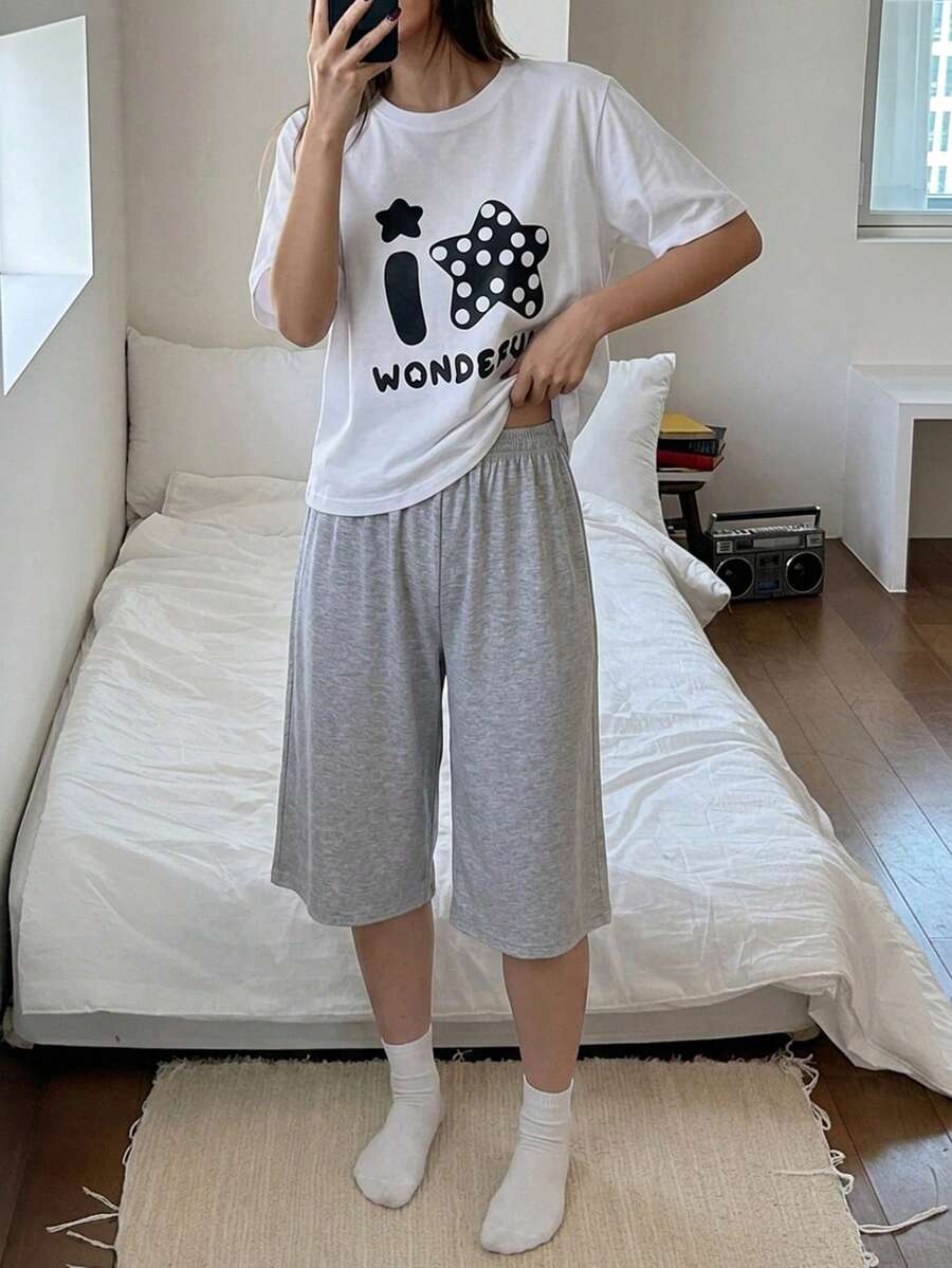 DAZY 2 Stücke/Set Damen Sommer Pyjama Set, lockeres Kurzarm T-Shirt mit englischem Grafik und einfarbige gerade Caprihose - Verschiedenfarbig - Übersicht 1