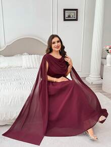Modelyn Vestido Elegante Vermelho com Decote Drapeado em Gola Cowl e Barra Fluida em Chiffon para Mulheres Plus Size de Verão - Vermelho - Visão 5