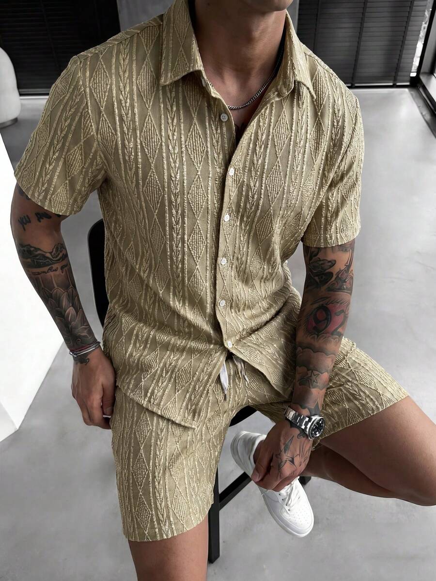 Manfinity CasualCool 男士幾何紋理短袖單排扣襯衫與短褲兩件套 - 彩色 - 查看 1
