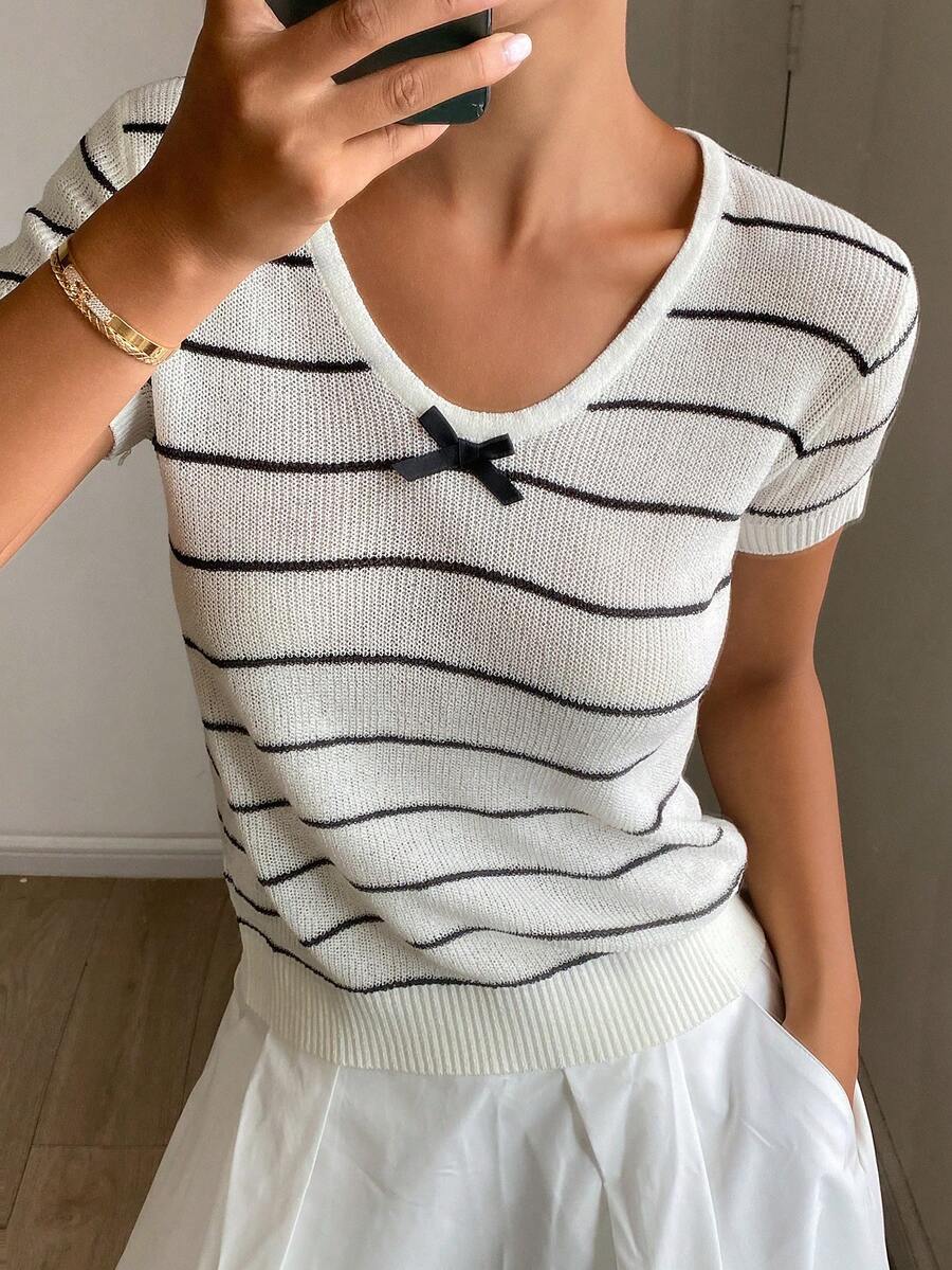 Strévra 女款黑白條紋V領短袖蝴蝶結針織修身上衣,夏季通勤日常可愛風 - 白色 - 查看 1