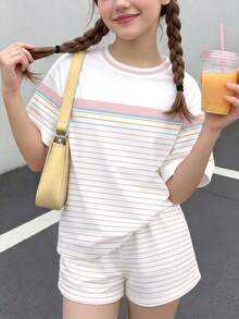 SHEIN 女童 2 件組 夏季彩色條紋印花 T 恤與條紋印花短褲套裝，白色圓領短袖上衣數位印花套裝，適合 8-12 歲前青春期女童的百搭藝術感夏季上衣，度假日常休閒條紋印花滿版 - 白色 - 查看 3