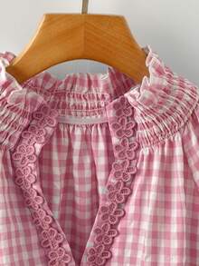 Linhara 夏季領口與袖子拼接同色系3D刺繡蕾絲清新法式風藍白格紋V領荷葉袖大尺碼上衣 - 粉色 - 查看 6