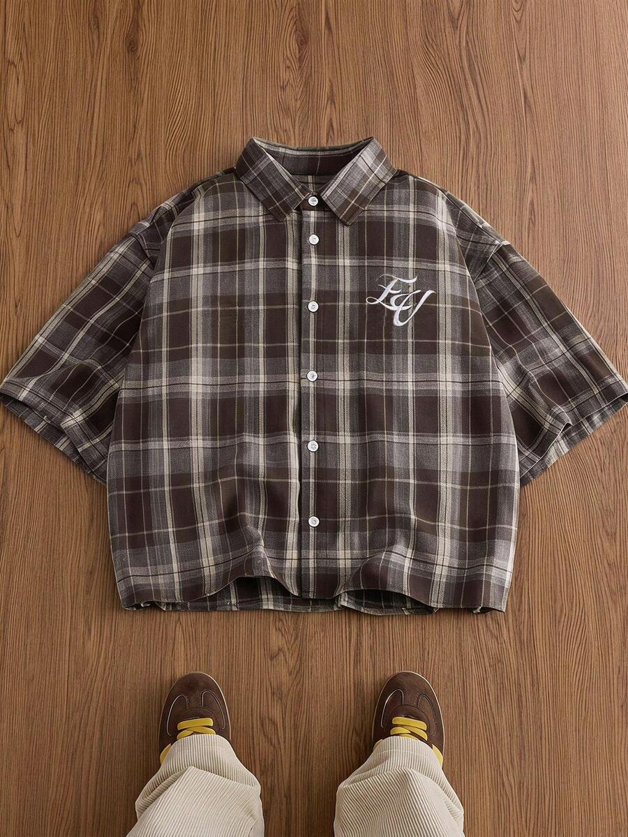 SWAVVY 男士格紋字母刺繡短袖單排扣休閒襯衫 - 卡其色 - 查看 1