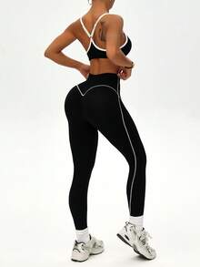 Easithlete Easithlete 2件組女款無縫對比色性感可調式肩帶露背運動內衣，適合跑步健身運動瑜伽，搭配9/10分運動緊身褲套裝 - 黑與白 - 查看 2