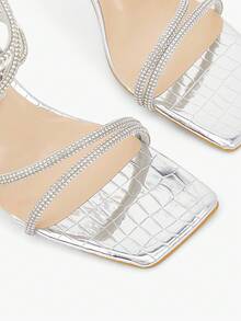 Glitzique Sandales à talons hauts avec bride à la cheville, décoration de strass et embossage en métal doré, mode femme. Convient pour les soirées d'été et les boîtes de nuit, talons aiguilles - Argent - Voir 7